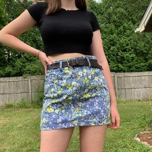 Adorable blue and yellow floral denim skirt 💙
